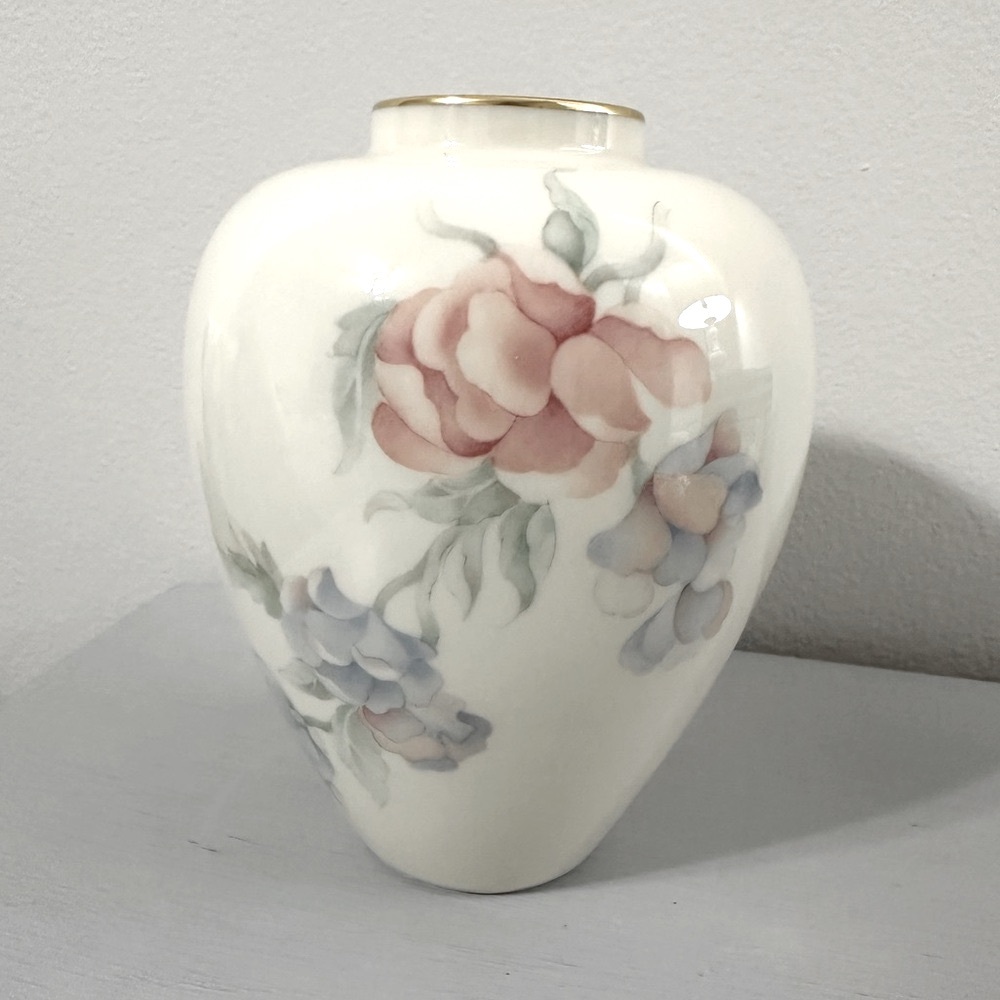 Lenox Chatsworth Vase with Flower Pattern 24K Gold Trim with Pink Rose